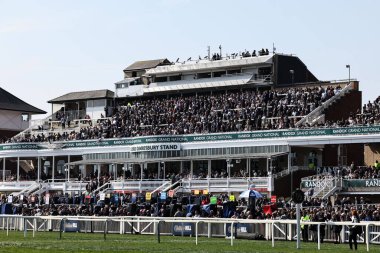 Aintree Yarış Pisti, Liverpool, Birleşik Krallık, 3 Nisan 2025 'te düzenlenen Randox Grand National 2025 1. Açılış Günü' nde yarışçılar kürsüye çıkacak.