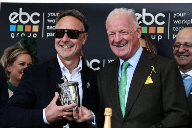 Willie Mullins, Aintree Yarış Pisti, Liverpool, Birleşik Krallık, 3 Nisan 2025 tarihinde Randox Grand 2025 Açılış Günü 'nde EBC Grup Manifestosu Novices' in takibini kazanmasının ardından ödül ile ödüllendirildi.