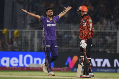 Kolkata Şövalyeleri 'nden Vaibhav Arora (C), Hindistan Premier Ligi (IPL) 20. kriket karşılaşmasında Kolkata Knight Riders ve Sunrisers arasında Sunrisers Hyderabad' dan Heinrich Klaasen 'ın kalesini alan takım arkadaşı Harshit Rana ile kutluyor.