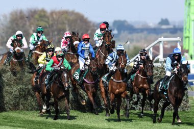 Randox Tilki Avcıları 'nın Açık Avcı Kovalamacası' ndaki ilk çiti, Aintree Yarış Pisti 'nde 3 Nisan 2025 tarihli Randox Grand National 2025 1. Açılış Günü sırasında geçtiler.