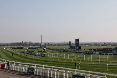 Aintree Yarış Pisti 'nin 3 Nisan 2025' te Aintree Yarış Pisti 'nde düzenlenen Randox Grand National 2025 1. Açılış Günü' ndeki genel manzarası