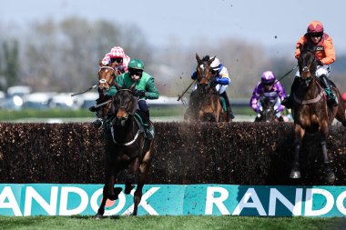 Paul Townend 'in sürdüğü Impaire et Passe, 3 Nisan 2025' te Aintree Yarış Pisti 'nde Randox Grand National 2025 1. Açılış Günü' nde son çiti geçiyor.