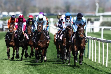 Harry Cobden 'ın sürdüğü Aviemore, 3 Nisan 2025' te Aintree Yarış Pisti 'nde düzenlenen Randox Grand National 2025 1. Açılış Günü' nde ilk tura çıktı.