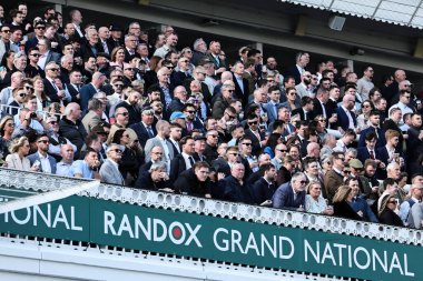 Yarışçılar 3 Nisan 2025 'te İngiltere' nin Liverpool kentindeki Aintree Yarış Pisti 'nde düzenlenen Randox Grand National 2025 1. Açılış Günü' nü izliyorlar.