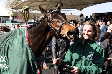 Aintree Yarış Pisti 'nde Randox Grand National 2025 Gün Açılış Günü' nde EBC Grup Manifestosu Adayları Kovalamacası 'nı kazandıktan sonra Paul Townend tarafından yarışın galibi ilan edildi.