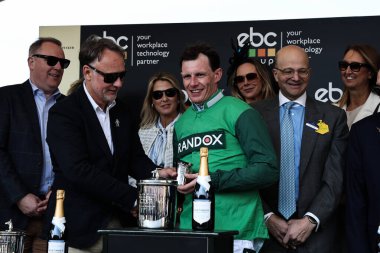 Paul Townend, Aintree Yarış Pisti, Liverpool, Birleşik Krallık, 3 Nisan 2025 tarihinde Randox Grand National 2025 Gün Açılış Günü 'nde EBC Grup Manifestosu Adayları Kovalamacasını kazandıktan sonra bir kupayla kazandı.