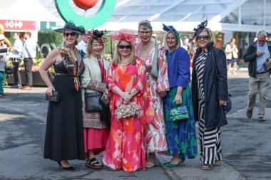 Yarışçılar 3 Nisan 2025 'te Aintree Yarış Pisti, Liverpool' a Randox Grand National 2025 Açılış Günü 'nde geldiler.