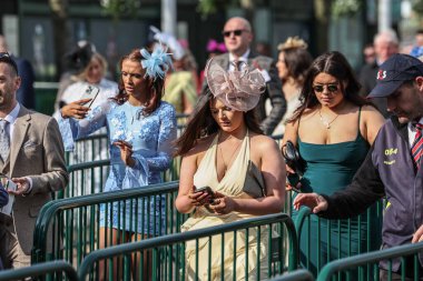 Bayanlar, Aintree Yarış Pisti, Liverpool, Birleşik Krallık 'ta 4 Nisan 2025 tarihli Randox Grand National 2025 Kadınlar Günü' nde kapılar açılır açılmaz içeri giriyorlar.