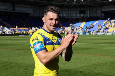 Warrington Wolves 'tan Sam Powell, 5 Nisan 2025' te Warrington, İngiltere 'deki Halliwell Jones Stadyumu' nda oynanan Betfred Challenge Kupası çeyrek final maçı sonrasında ev sahibi taraftarlarını alkışlıyor.