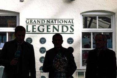 Bir P McCoy silueti, nam-ı diğer Tony McCoy, 5 Nisan 2025 'te Aintree Yarış Pisti, Liverpool, Birleşik Krallık' ta düzenlenen Randox Grand National 2025 Ulusal Günü sırasında ITV Racing 'de konuşurken görülüyor.