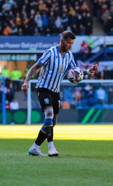 Sheffield Wednesday takımından Marvin Johnson, Sheffield Wednesday 'in 5 Nisan 2025' te Hillsborough, Sheffield City 'de Hull City' ye karşı oynadığı Sky Bet Şampiyonası maçında topu kontrol ediyor.
