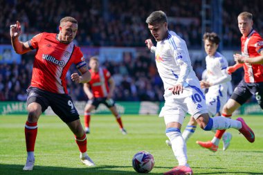Leeds United takımından Jol Piroe, 5 Nisan 2025 'te Luton Town - Leeds United maçında topu geçiyor.