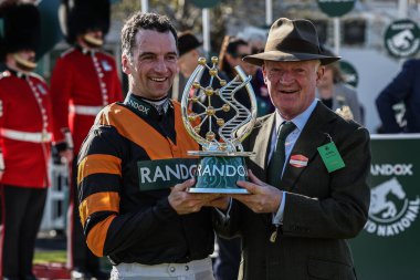 Patrick Mullins ve Willie Mullins, 5 Nisan 2025 'te Aintree Yarış Pisti, Liverpool' da düzenlenen Ulusal Randox Ulusal Kupası 'nda Ulusal Kupa' yı kazandılar.
