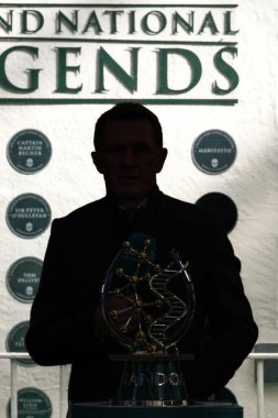 Bir P McCoy silueti, nam-ı diğer Tony McCoy, 5 Nisan 2025 'te Aintree Yarış Pisti, Liverpool, Birleşik Krallık' ta düzenlenen Randox Grand National 2025 Ulusal Günü sırasında ITV Racing 'de konuşurken görülüyor.