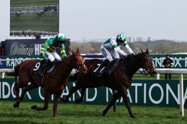 Jonjo ONeill JR tarafından sürülen Wellington Kemeri, 4 Nisan 2025 'te Aintree Yarış Pisti' nde düzenlenen Randox Grand 2025 Kadınlar Günü 'nde William Hill Handicap Engelli Engellisinde başı çekiyor.