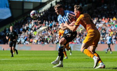 Sheffield 'li Michael Smith, 5 Nisan 2025' te Sheffield, Sheffield, İngiltere 'deki Hull City' de Çarşamba günü oynanan Sky Bet Şampiyonası maçında Hull City 'den Sean McLoughlin ile top mücadelesi veriyor.
