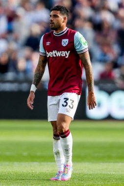 West Ham United takımından Emerson Palmieri, 5 Nisan 2025 'te Londra' daki Londra Stadyumu 'nda oynanan Premier League maçında seyrediyor.