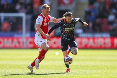 Rotherham United takımından Louie Sibley, Blackpool takımından Hayden Coulson 'ı 5 Nisan 2025' te New York Stadyumu 'nda oynanan 1.