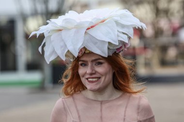 Bayanlar, Randox Grand National 2025 Bayram Günü 'nde İngiltere' nin Liverpool kentindeki Aintree Hipodromu 'na gelir.