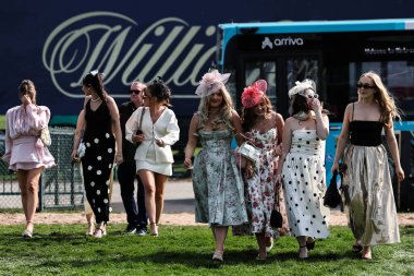 Yarışçılar, Randox Grand National 2025 İkinci Gün Kadınlar Günü 'nde İngiltere' nin Liverpool kentindeki Aintree Hipodromu 'na geldiler.