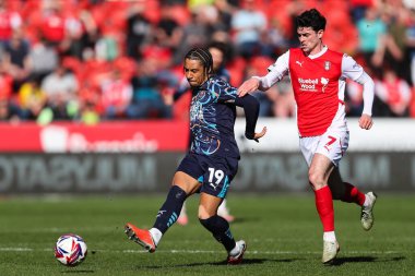 Blackpool 'dan Samuel Silvera, 5 Nisan 2025' te İngiltere 'nin Rotherham Stadyumu' nda oynanan 1.