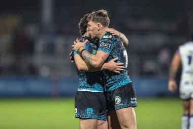 Leigh Leoparları 'ndan Lachlan Lam ve Leopar Leoparları' ndan Keanan Brand, 4 Nisan 2025 'te İngiltere' nin Wakefield Stadyumu 'nda oynanan Betfred Challenge Kupası çeyrek final maçında kazandıkları zaferi kutluyorlar.