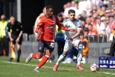 Leeds United 'dan Solomon Malikânesi ve Luton Town' dan Isaiah Jones, 5 Nisan 2025 'te Luton Town, Luton, İngiltere' de Leeds United 'a karşı oynanan Sky Bet Şampiyonası maçında top mücadelesi veriyor.