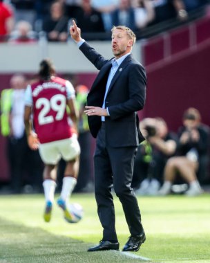 West Ham United 'dan Graham Potter, Premier League maçında takım talimatlarını veriyor. West Ham United, Bournemouth' a karşı Londra Stadyumu, İngiltere, 5 Nisan 2025