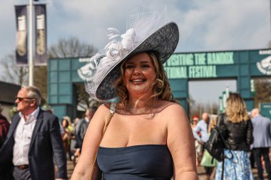 Bayanlar, Randox Grand National 2025 Bayram Günü 'nde İngiltere' nin Liverpool kentindeki Aintree Hipodromu 'na gelir.