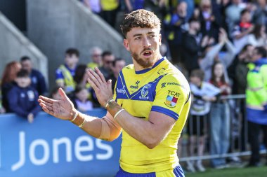 Warrington Wolves 'tan Matty Ashton, Betfred Challenge Cup Quarter Final Maçı' nda taraftarları alkışlıyor. Warrington Wolves, St. Helens 'e karşı Halliwell Jones Stadyumu, Warrington, 6 Nisan 2025