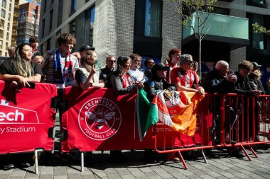 Taraftarlar, Premier League maçından önce Gtech Community Stadyumu 'nun önünde Brentford Chelsea' ye karşı 6 Nisan 2025 'te Londra' daki Gtech Community Stadyumu 'nda oyuncu gelmesini bekliyorlar.