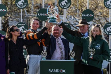 Patrick Mullins, Stewart Andrews ve Willie Mullins, 5 Nisan 2025 'te Aintree Yarış Pisti' nde düzenlenen Randox Grand National 2025 Ulusal Günü 'nde Grand National Trohpy' yi kaldırdılar.