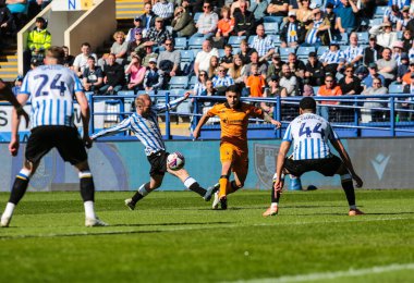 Hull City 'den Gustavo Puerta, 5 Nisan 2025' te İngiltere 'nin Hillsborough kentinde Çarşamba günü oynanan Gök İddia Şampiyonası maçında pas veriyor.