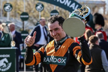 Patrick Mullins, 5 Nisan 2025 'te Aintree Yarış Pisti, Liverpool' da düzenlenen Randox Grand National 2025 Ulusal Günü 'nde Büyük Ulusal Kupayı kaldırdı.