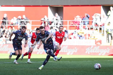 Blackpool 'dan Sonny Carey, 5 Nisan 2025' te New York Stadyumu 'nda oynanan Sky Bet Ligi 1 maçında 1-1 öne geçmek için penaltı aldı.