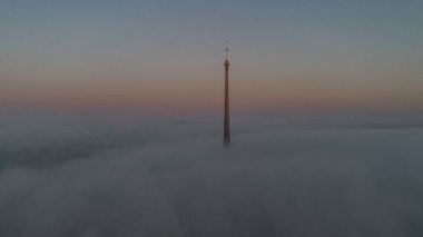Güneş, Emley Moor yayın istasyonu Huddersfield, İngiltere 'de 6 Nisan 2025' te doğuyor.