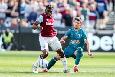 West Ham United takımından Muhammed Kudus, Premier League maçında AFC Bournemouth takımından Milos Kerkez 'in 5 Nisan 2025' te Londra Stadyumu 'nda oynadığı West Ham United - Bournemouth maçında baskı altında kaldı.