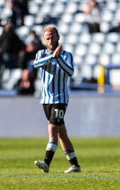 Sheffield 'li Barry Bannan Çarşamba günü, 5 Nisan 2025' te İngiltere 'nin Sheffield kentinde Çarşamba günü Hull City' ye karşı oynanan Sky Bet Şampiyonası final düdüğü sonrasında taraftarları alkışlıyor.