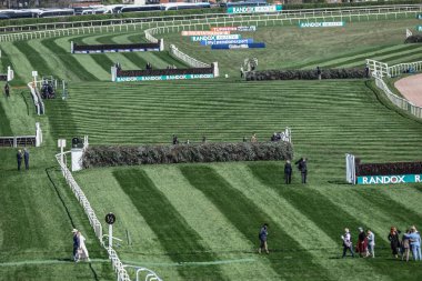 Aintree 'nin, 5 Nisan 2025 tarihli Randox Grand National 2025 Ulusal Günü' nde Aintree Yarış Pisti 'nde genel bir görüntüsü.