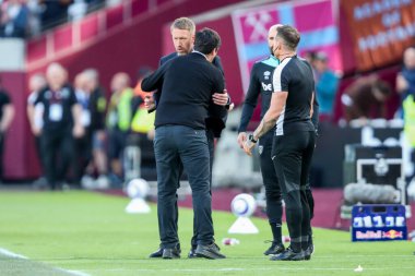 West Ham United takımlarından Graham Potter, 5 Nisan 2025 'te Londra Stadyumu' nda oynanan Premier League maçı sonrasında takımlar berabere kaldıktan sonra AFC Bournemouth takımından Andoni Iraola 'yı kucakladı.