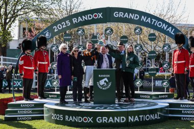 Patrick Mullins, Stewart Andrews ve Willie Mullins, 5 Nisan 2025 'te Aintree Yarış Pisti' nde düzenlenen Randox Grand National 2025 Ulusal Günü 'nde Grand National Trohpy' yi kaldırdılar.