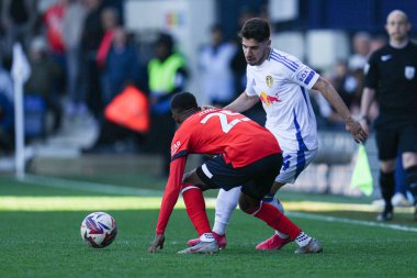 Leeds United 'dan Malikane Solomon, 5 Nisan 2025' te Luton Town - Leeds Road, Luton, İngiltere 'de oynanan Luton Town - Leeds United maçında baskı altında ileri pas attı.