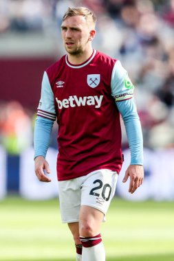 West Ham United takımından Jarrod Bowen, Premier League maçında, 5 Nisan 2025 'te Londra' daki Londra Stadyumu 'nda West Ham United' a karşı Bournemouth maçını izliyor.