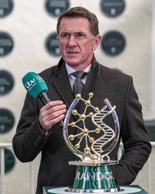 Bir P McCoy, nam-ı diğer Tony McCoy, 5 Nisan 2025 'te Aintree Yarış Pisti' nde düzenlenen Ulusal Ulusal Randoks Günü 'nde Büyük Ulusal Kupa ile ITV' ye konuştu.