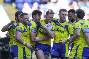 Warrington Wolves takımından Ben Currie, 5 Nisan 2025 'te Warrington, Warrington' da oynanan Betfred Challenge Cup çeyrek final maçında 12-6 'lık galibiyetini kutluyor.