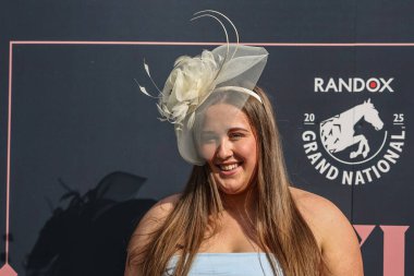 Bayanlar, Randox Grand National 2025 Bayram Günü 'nde İngiltere' nin Liverpool kentindeki Aintree Hipodromu 'na gelir.