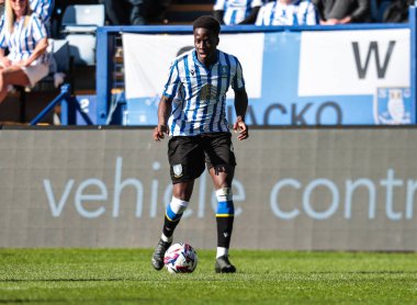 Sheffield Wednesday 'den Djeidi Gassama, 5 Nisan 2025' te Sheffield Çarşamba günü Hillsborough, Sheffield, İngiltere 'de Hull City' ye karşı oynanan Gökyüzü İddia Şampiyonası maçında topu aldı.