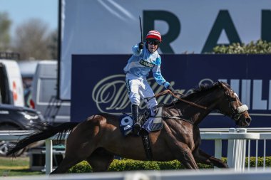Stan Sheppard 'ın sürdüğü Cruz Kontrol, 5 Nisan 2025' te Aintree Yarış Pisti 'nde düzenlenen Randox Grand National 2025 Ulusal Günü' nde 14: 30 'da William Hill Handicap Chase' i kazandı.