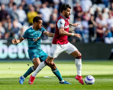 West Ham United takımından Lucas Paqueta, Premier League maçında AFC Bournemouth takımından Tyler Adams 'ın 5 Nisan 2025' te Londra Stadyumu 'nda oynadığı West Ham United - Bournemouth maçında baskı altında.