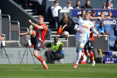 Luton Town 'dan Mark McGuinness, Luton Town - Leeds Road, Luton Road, İngiltere, 5 Nisan 2025' te oynanan Luton Town - Leeds United maçında topu temizliyor.